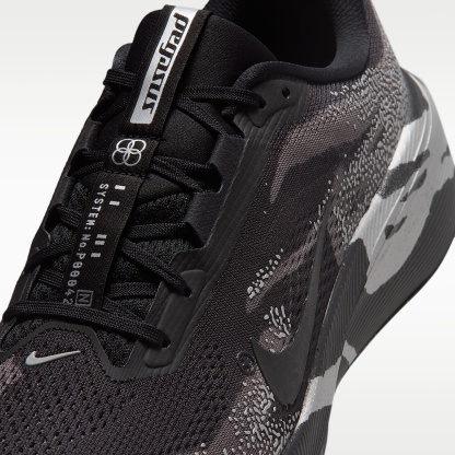Nike Pegasus 42 Straßenlaufschuh (Herren) – Schwarz/Medium Ash/Metallic Silver/Schwarz