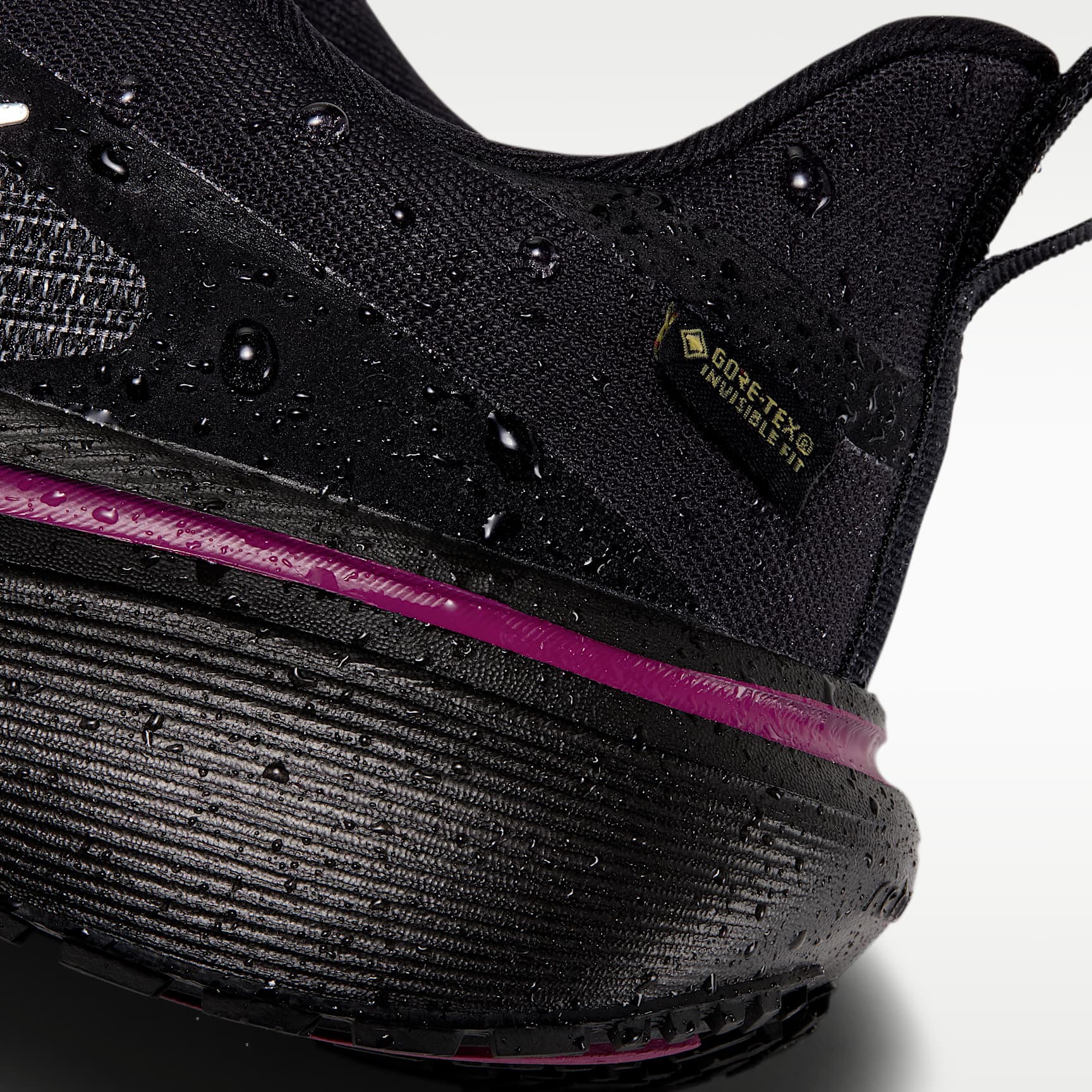Nike Pegasus 42 GORE-TEX wasserdichter Straßenlaufschuh (Damen) – Schwarz/True Berry/Metallic Silver