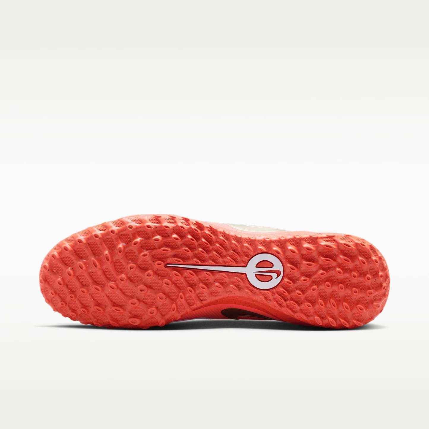 Nike Tiempo Maestro Club Low-Top-Fußballschuh für Turf – Weiß/Bright Crimson/Blur