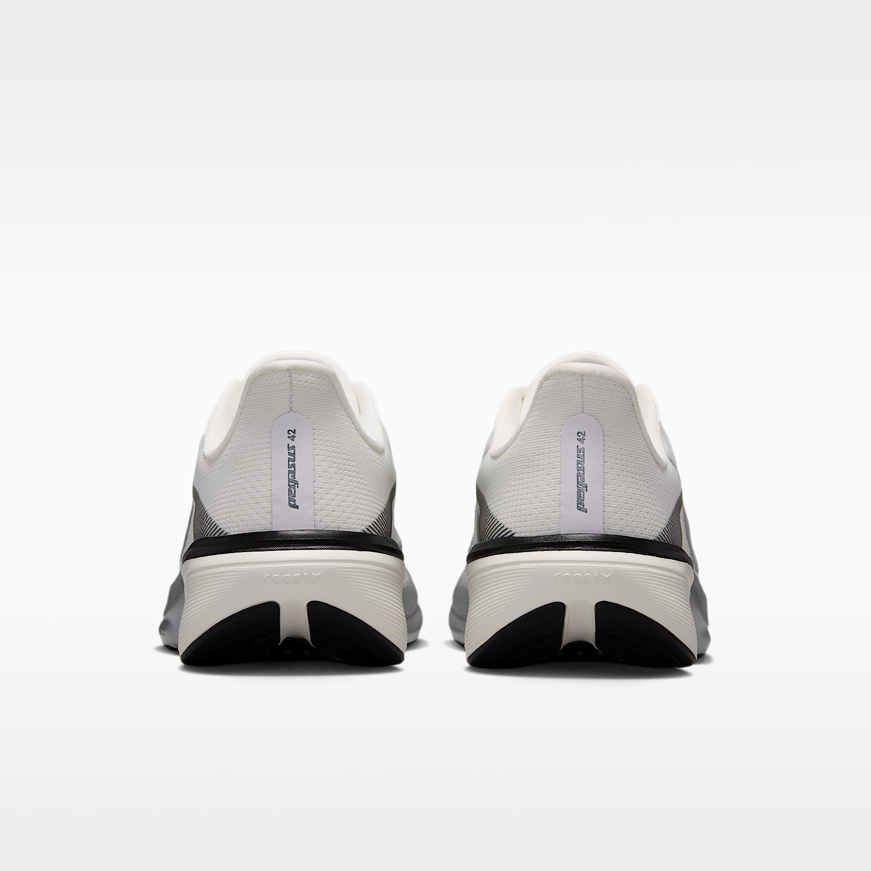 Nike Pegasus 42 Straßenlaufschuh (Damen) – Summit White/Sail/Schwarz/Metallic Silver