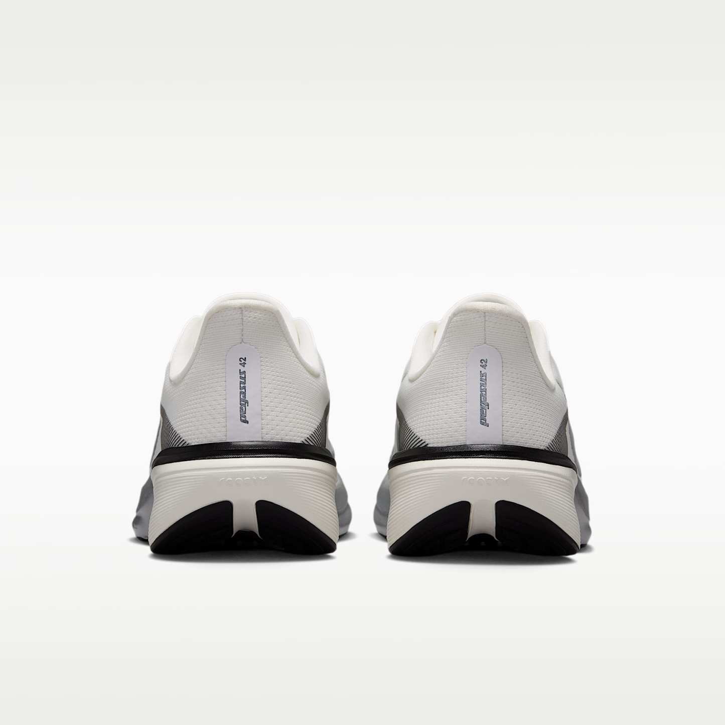 Nike Pegasus 42 Straßenlaufschuh (Damen) – Summit White/Sail/Schwarz/Metallic Silver