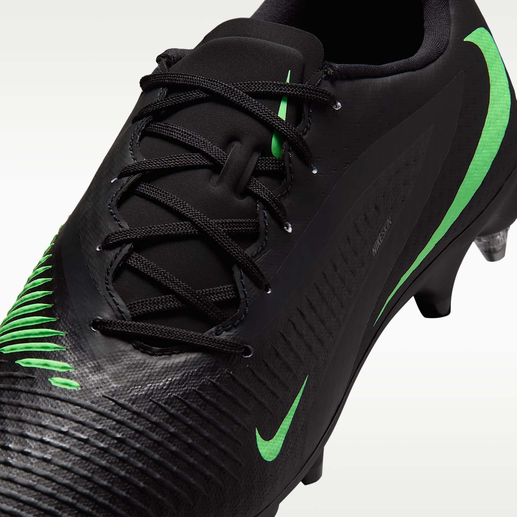 Nike Phantom 6 Low Academy Fußballschuh für weichen Rasen – Schwarz/Schwarz/Illusion Green