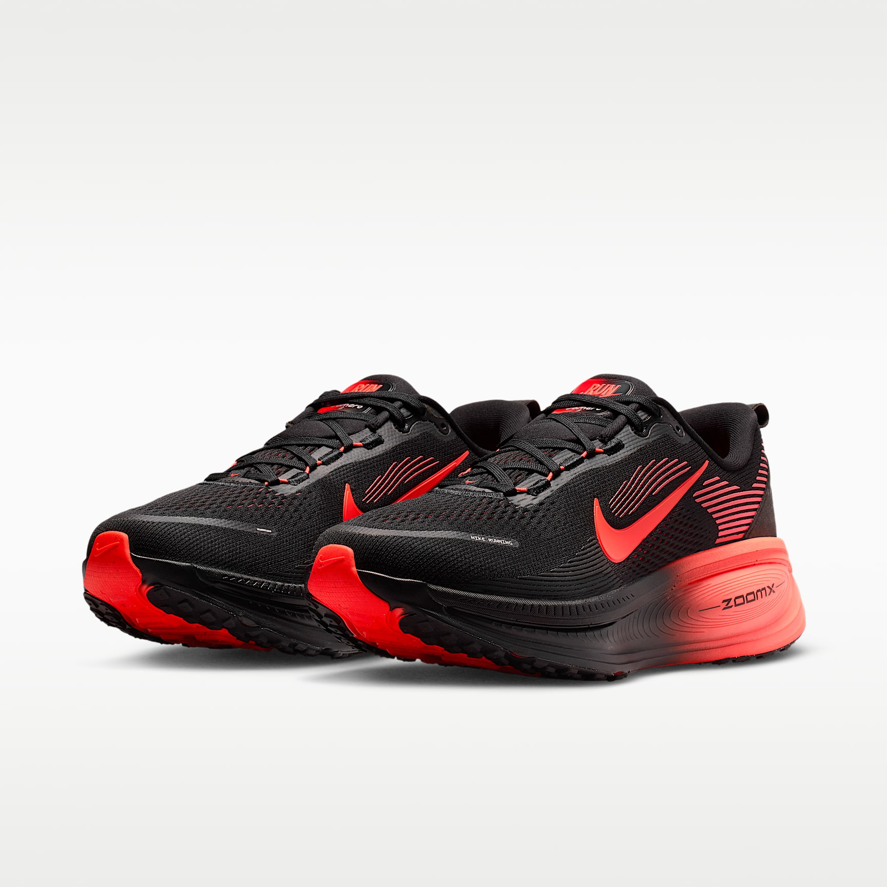 Nike Vomero 18 Straßenlaufschuh (Herren) – Schwarz/University Red/Anthracite/Bright Crimson