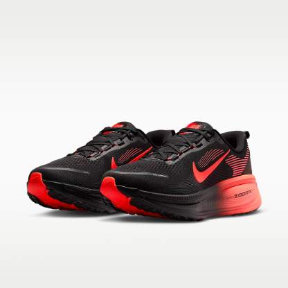 Nike Vomero 18 Straßenlaufschuh (Herren) – Schwarz/University Red/Anthracite/Bright Crimson
