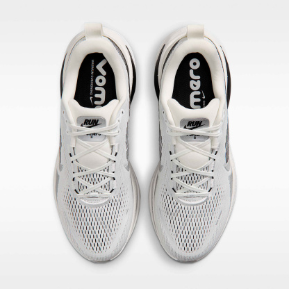 Nike Vomero 18 Straßenlaufschuh (Herren) – Summit White/Schwarz/Off White/Metallic Silver