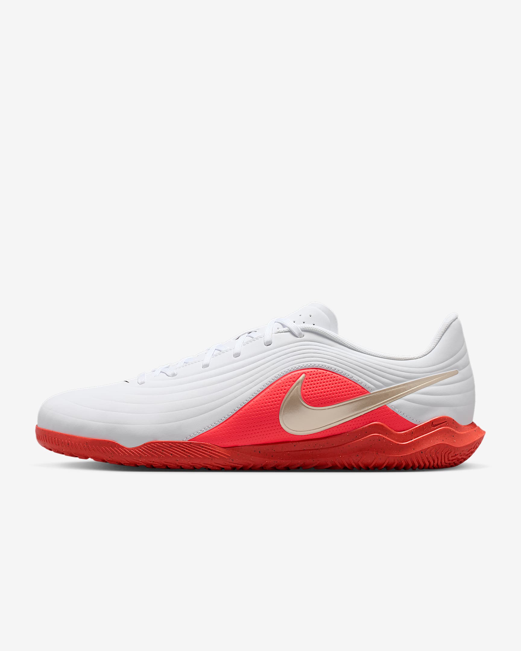 Nike Tiempo Maestro Club Low-Top-Fußballschuh für Hallen- und Hartplätze – Weiß/Bright Crimson/Blur