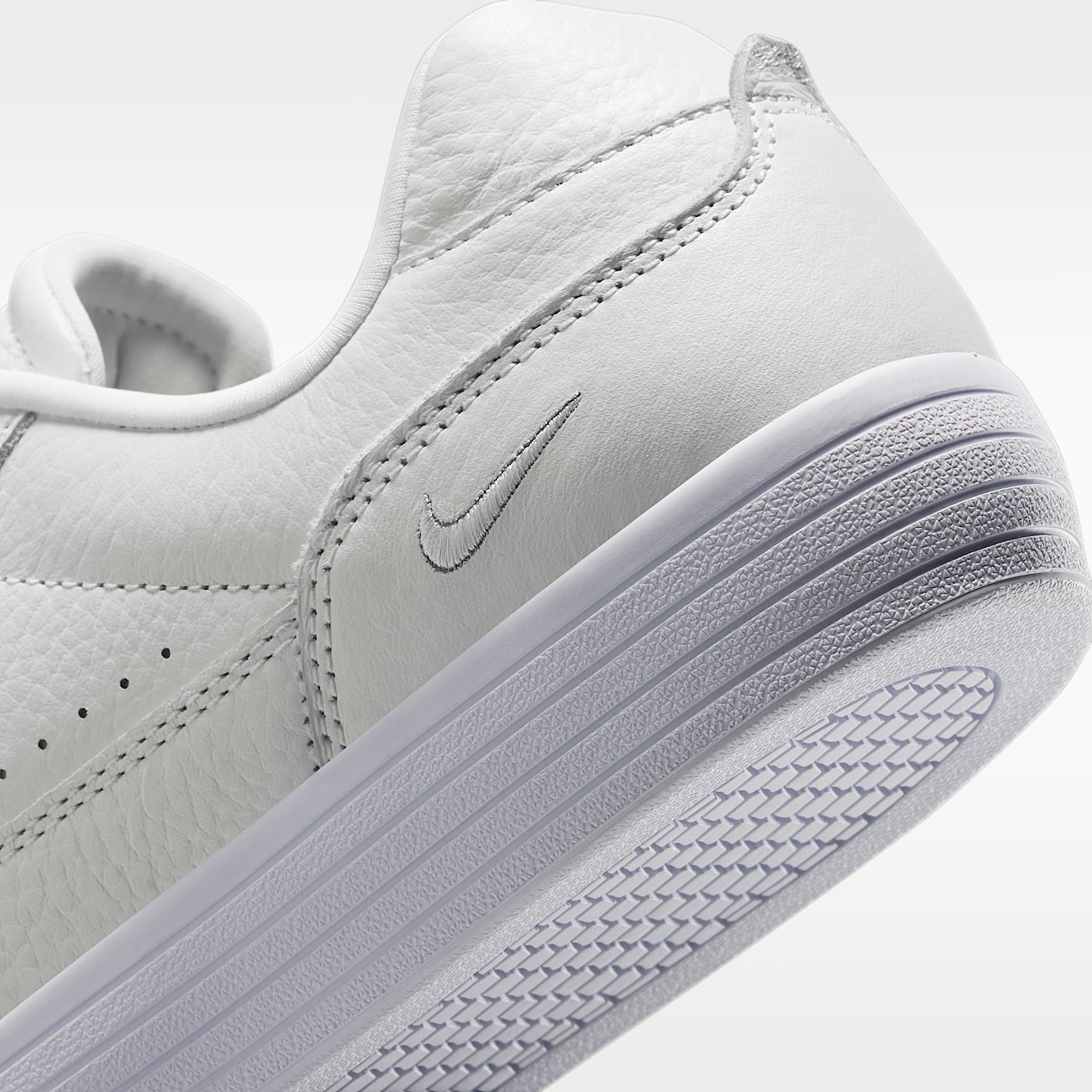 Nike Tennis Centre Damenschuh – Weiß/Court Purple/Gorge Green/Weiß