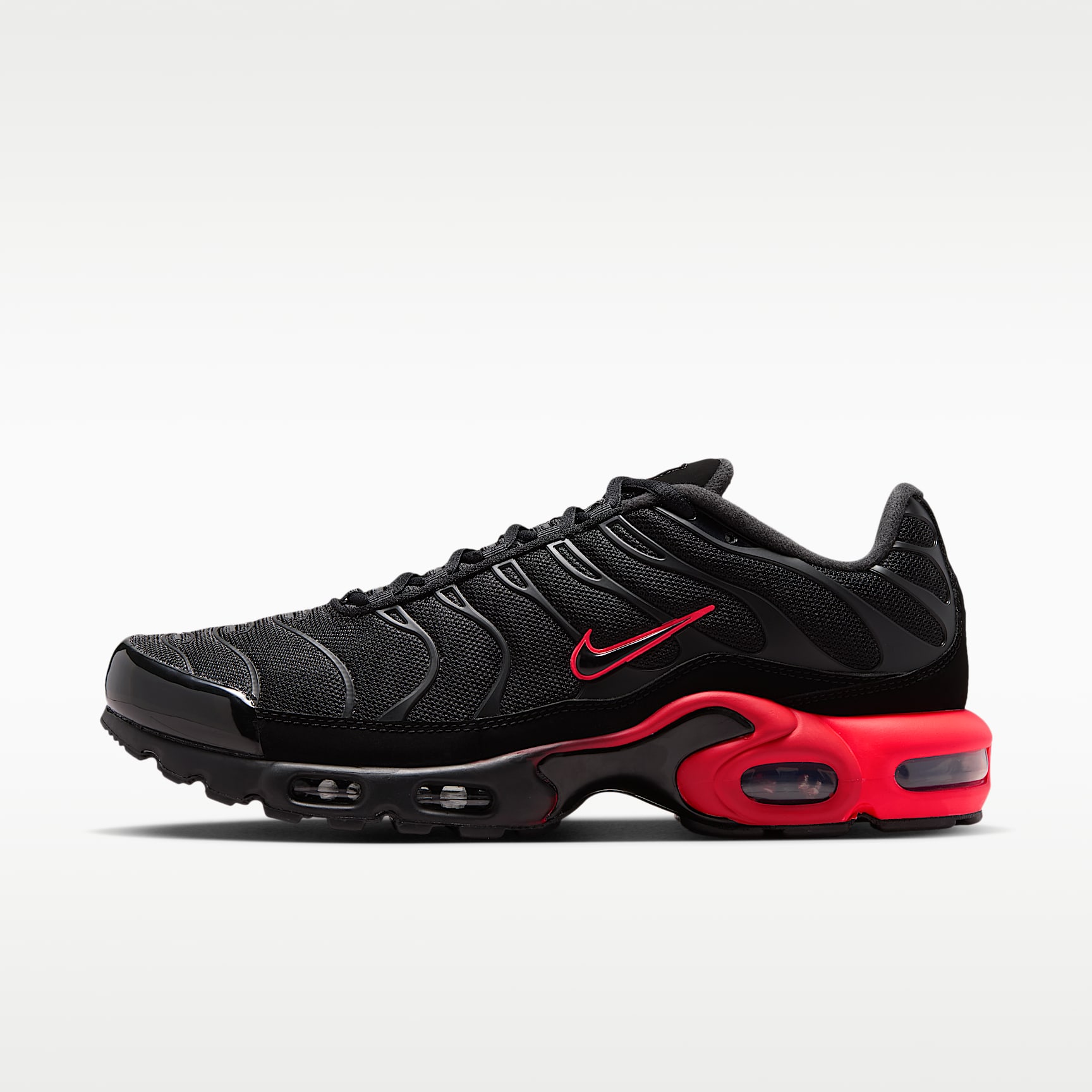Nike Air Max Plus Schuh (Herren) – Schwarz/Bright Crimson/Schwarz/Schwarz