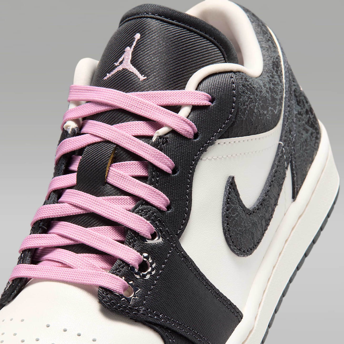 Air Jordan 1 Low SE Damenschuh – Anthracite/Sail/Coconut Milk/Iced Carmine