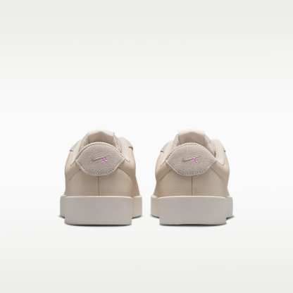 Nike Court Heritage SE "Stitched Floral" Schuh (Damen) – Light Orewood Brown/Phantom/Bleached Lilac/Cream II