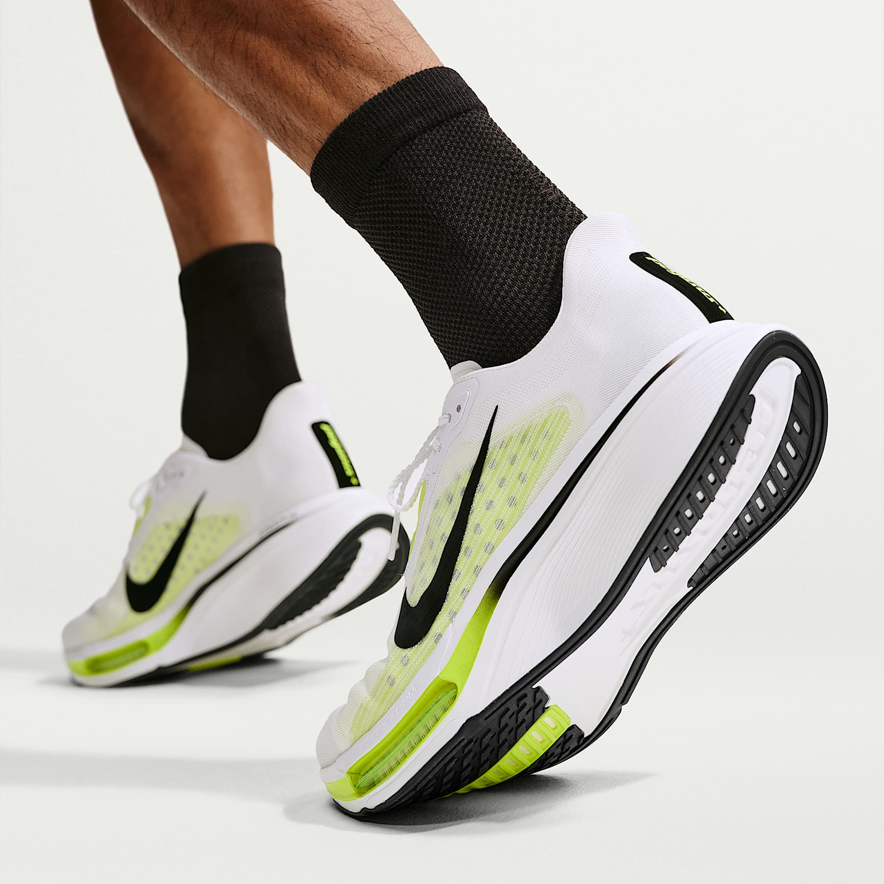 Nike Pegasus Plus 2 Straßenlaufschuh (Herren) – Weiß/Lemon Venom/Schwarz