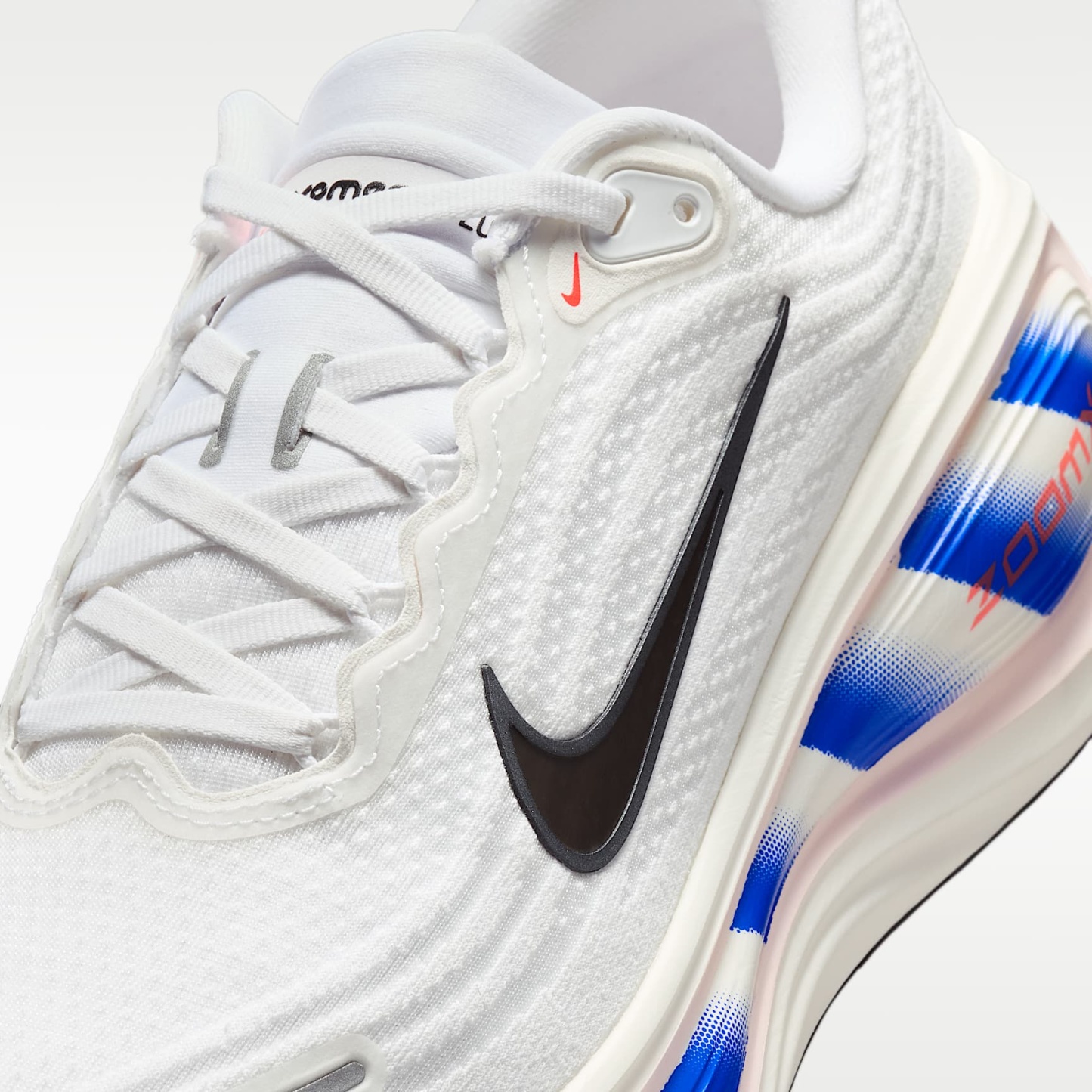 Nike Vomero Plus Straßenlaufschuh (Herren) – Weiß/Racer Blue/Bright Crimson/Schwarz