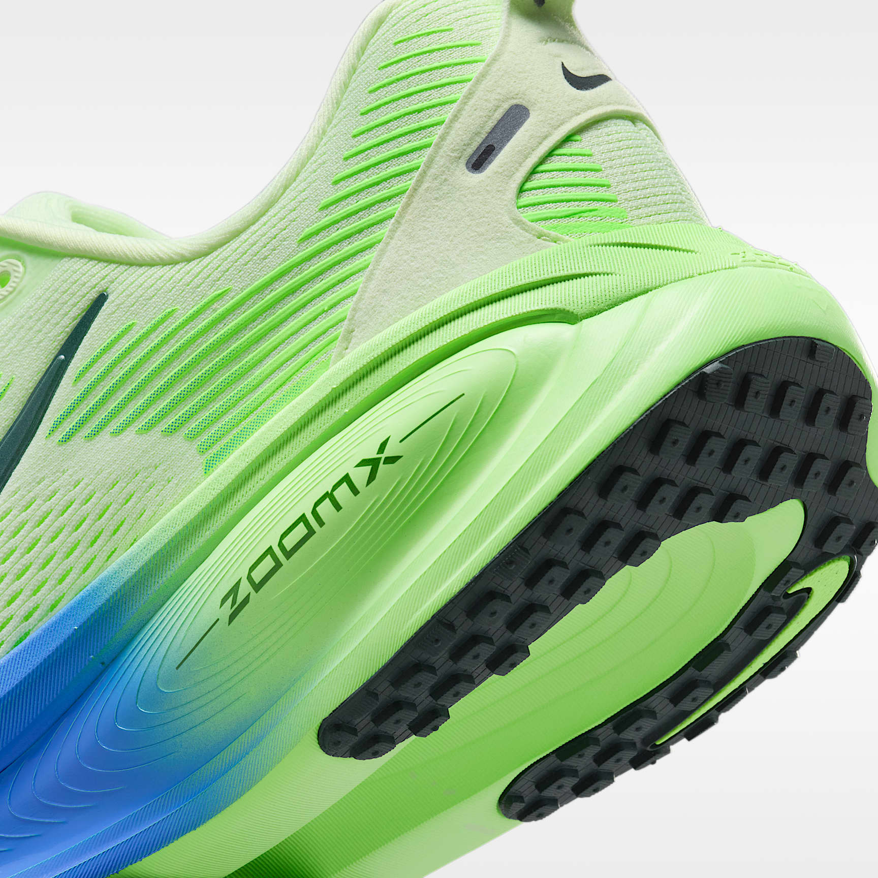 Nike Vomero 18 Straßenlaufschuh (Herren) – Weiß/Volt Tint/Sapphire/Black Spruce