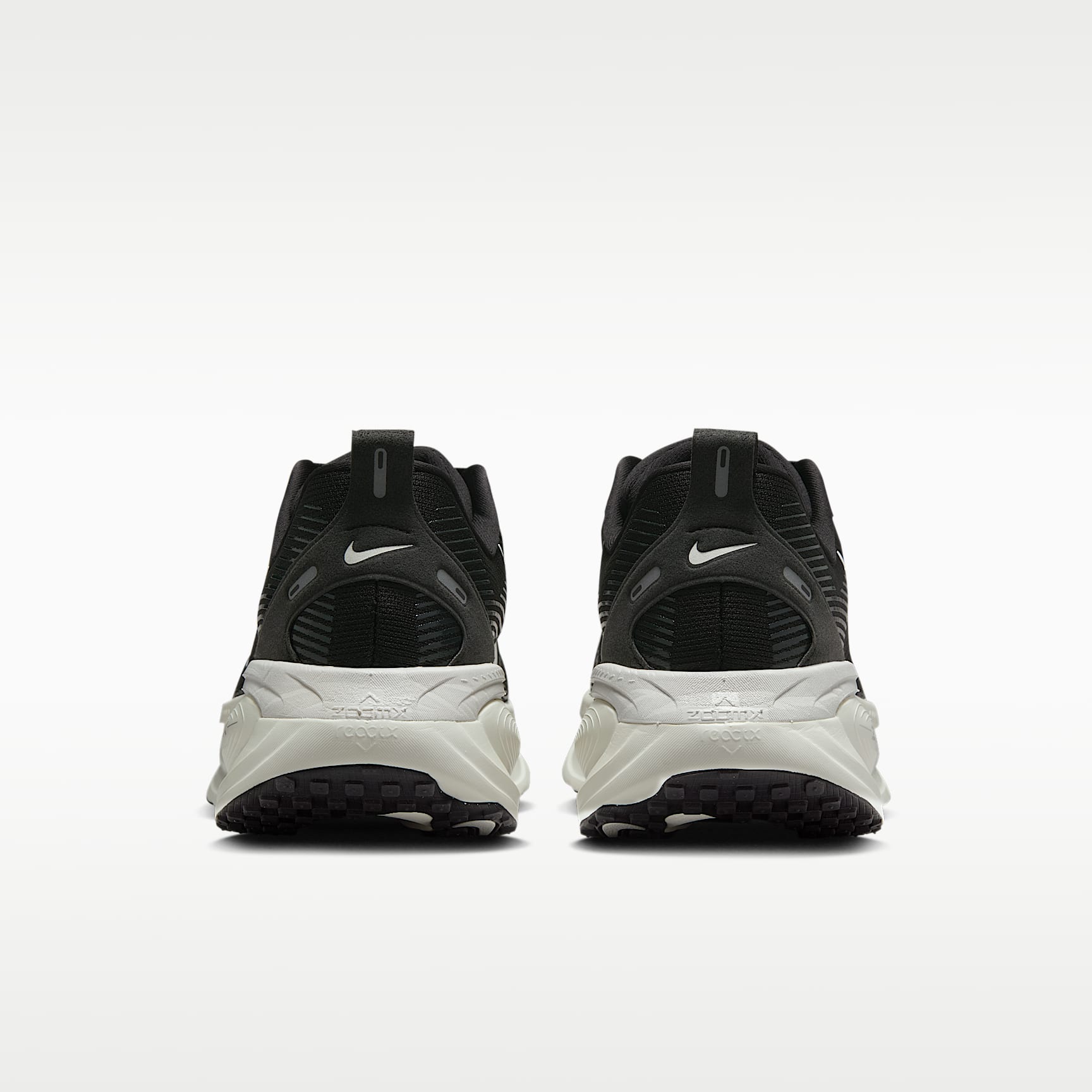 Nike Vomero 18 Straßenlaufschuh (Herren) – Schwarz/Coconut Milk/Light Iron Ore/Summit White