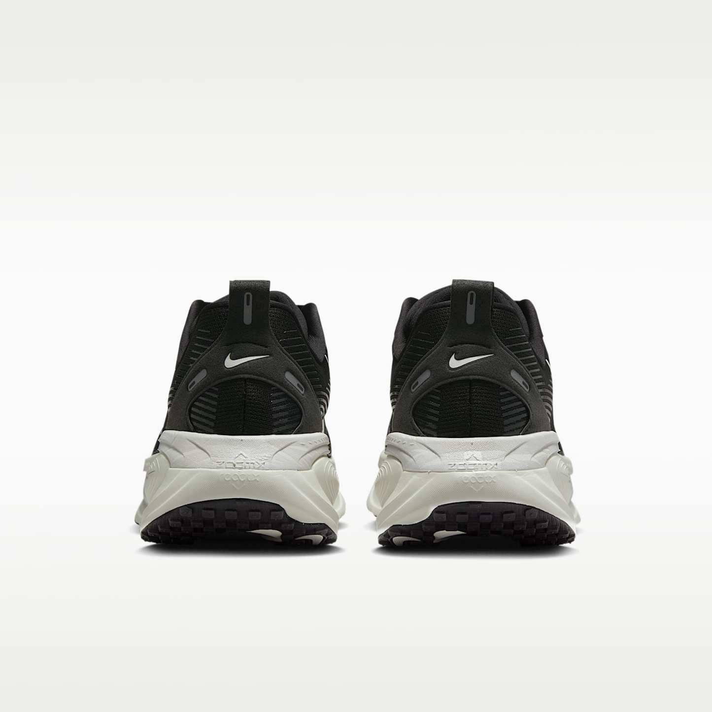 Nike Vomero 18 Straßenlaufschuh (Herren) – Schwarz/Coconut Milk/Light Iron Ore/Summit White