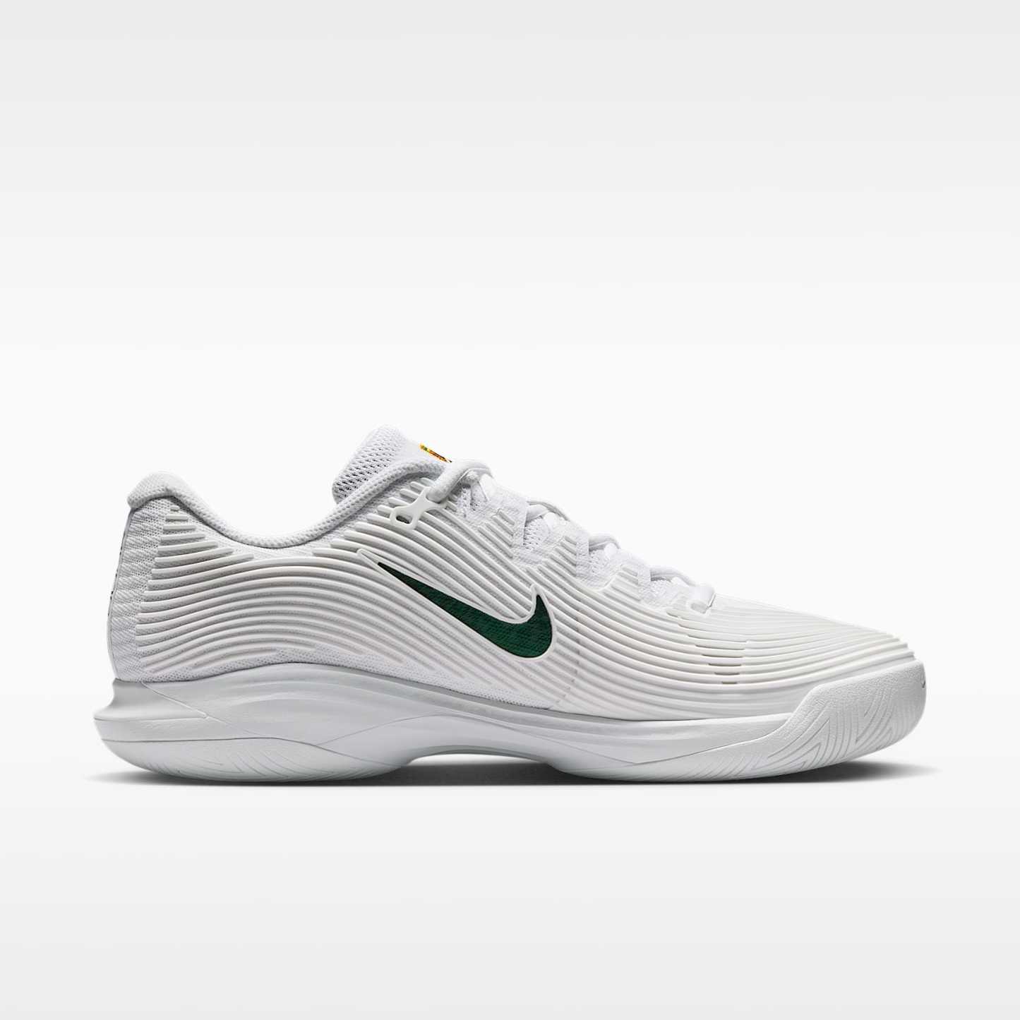 Nike Zoom Vapor 12 PRM Tennisschuh für Hartplätze (Damen) – Weiß/University Gold/University Red/Gorge Green
