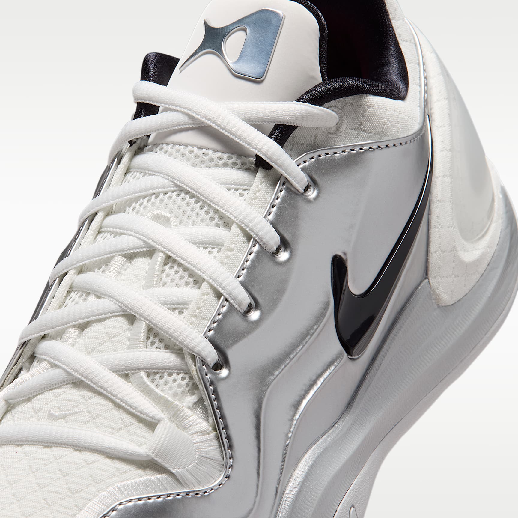 A'Two "Mirrored" A'ja Wilson Basketballschuh – Summit White/Metallic Silver/Schwarz