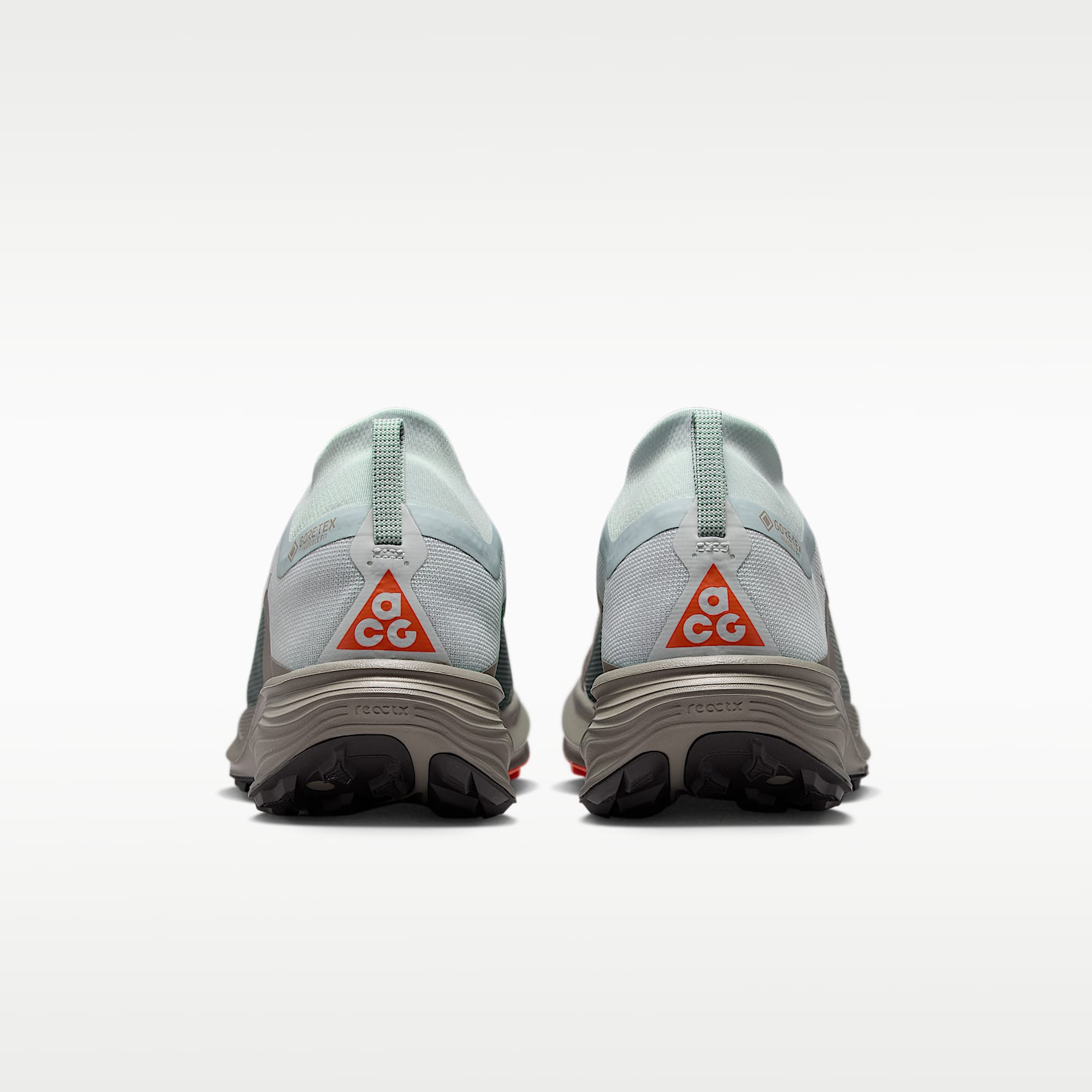 ACG Pegasus Trail GORE-TEX wasserfester Traillaufschuh (Damen) – Light Silver/Light Army/Safety Orange/Light Silver