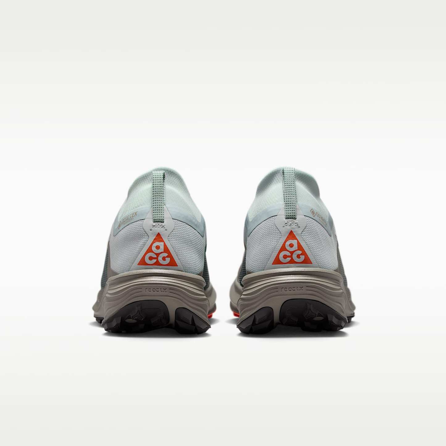ACG Pegasus Trail GORE-TEX wasserfester Traillaufschuh (Damen) – Light Silver/Light Army/Safety Orange/Light Silver