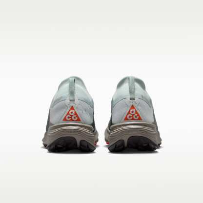 ACG Pegasus Trail GORE-TEX wasserfester Traillaufschuh (Damen) – Light Silver/Light Army/Safety Orange/Light Silver