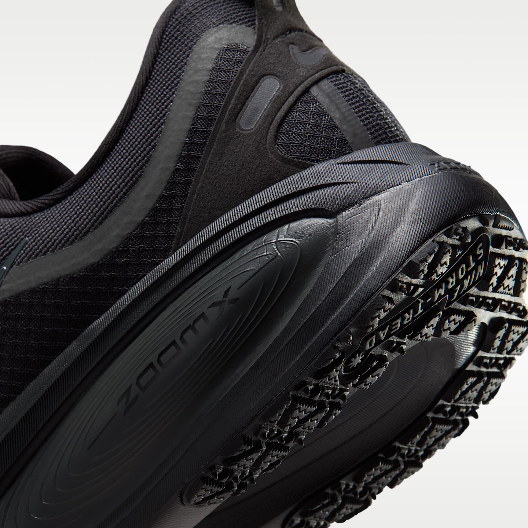 Nike Vomero 18 GORE-TEX wasserdichter Straßenlaufschuh mit reflektierenden Akzenten (Herren) – Schwarz/Anthracite