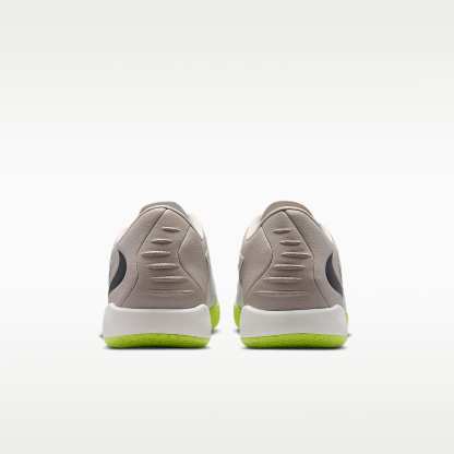 Nike Phantom 6 Low Academy Fußballschuh für Hallen- und Hartplätze – Moon Particle/Lemon Venom/Schwarz