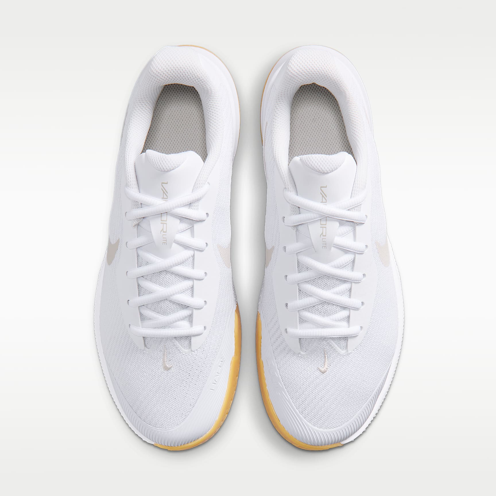 Nike Vapor Lite 3 Tennisschuh für Hartplätze (Damen) – Weiß/Summit White/Gum Yellow/Light Orewood Brown