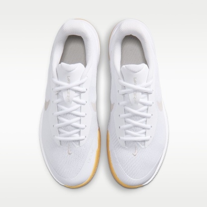 Nike Vapor Lite 3 Tennisschuh für Hartplätze (Damen) – Weiß/Summit White/Gum Yellow/Light Orewood Brown