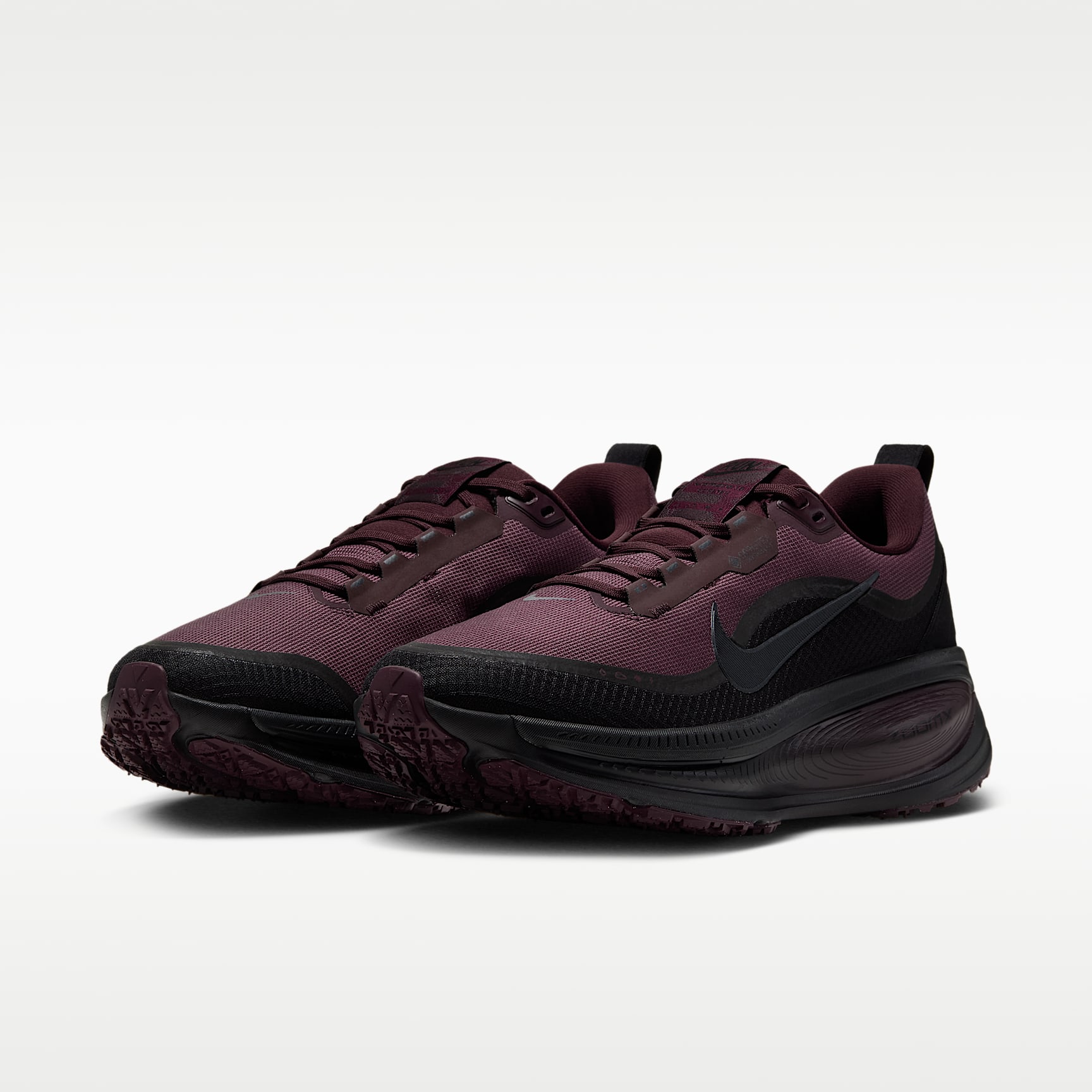 Nike Vomero 18 GORE-TEX wasserdichter Straßenlaufschuh mit reflektierenden Akzenten (Herren) – Burgundy Crush/Burgundy Crush/Schwarz