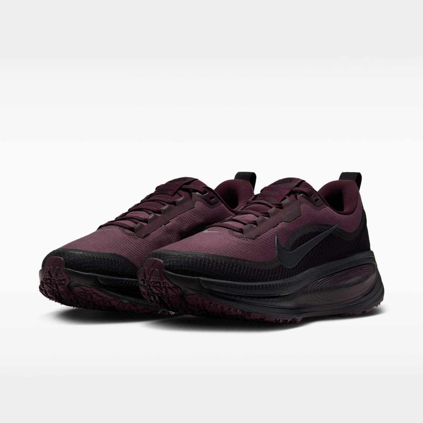 Nike Vomero 18 GORE-TEX wasserdichter Straßenlaufschuh mit reflektierenden Akzenten (Herren) – Burgundy Crush/Burgundy Crush/Schwarz