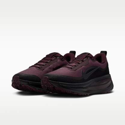 Nike Vomero 18 GORE-TEX wasserdichter Straßenlaufschuh mit reflektierenden Akzenten (Herren) – Burgundy Crush/Burgundy Crush/Schwarz