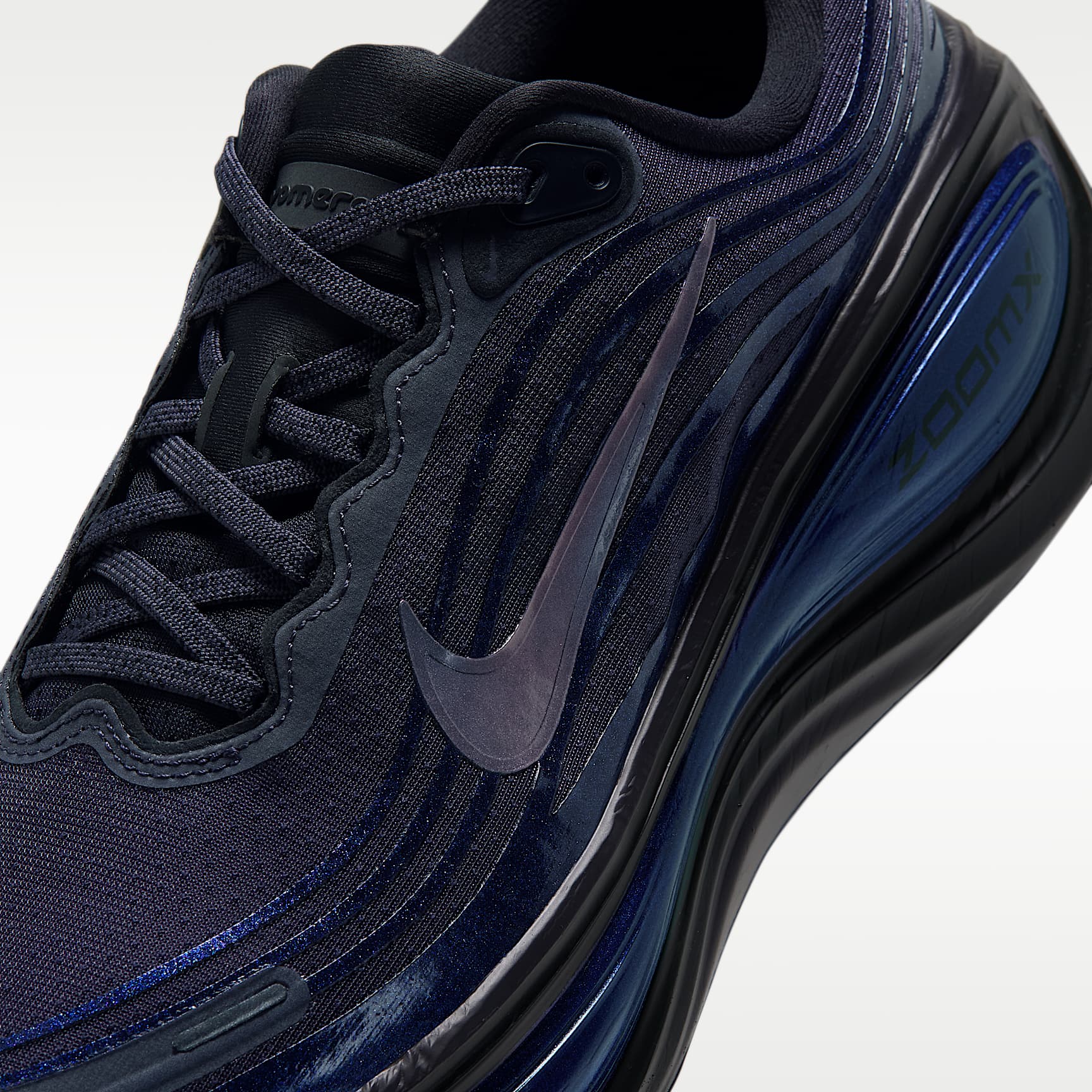 Nike Vomero Plus Straßenlaufschuh (Herren) – Gridiron/Schwarz/Team Black/Multi-Color