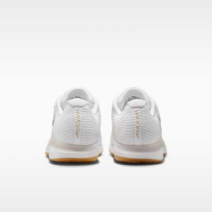 Nike Vapor 12 Clay Court Tennisschuh (Herren) – Weiß/Summit White/Linen/Light Orewood Brown