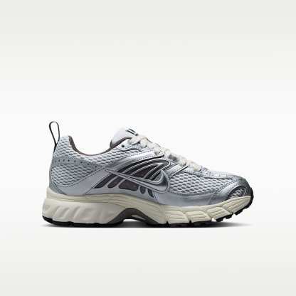 Nike Air Max Moto 2K Schuh für ältere Kinder – Platinum Tint/Cave Stone/Anthracite/Metallic Silver
