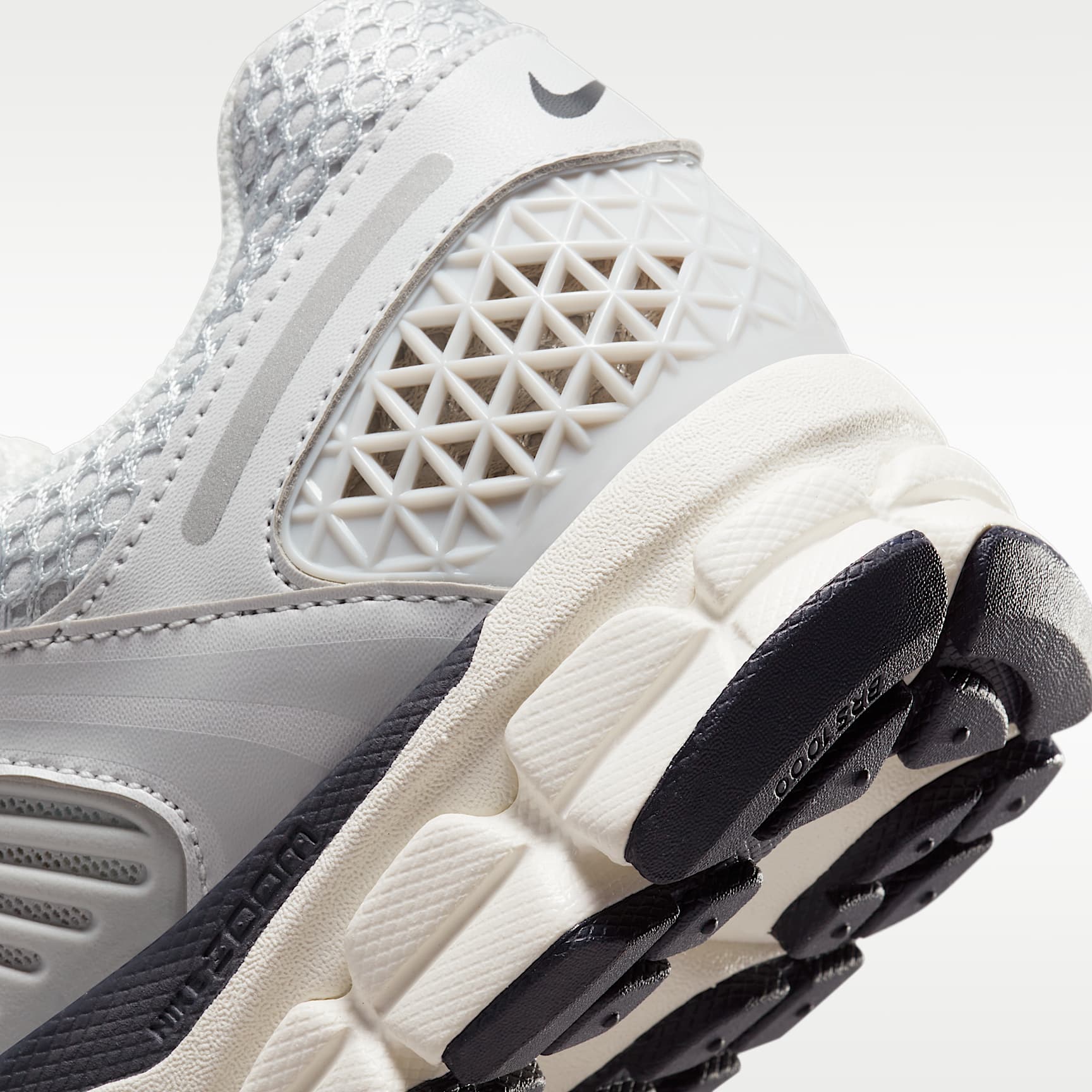 Nike Zoom Vomero 5 Schuh (Damen) – Photon Dust/Gridiron/Sail/Chrome