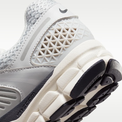 Nike Zoom Vomero 5 Schuh (Damen) – Photon Dust/Gridiron/Sail/Chrome