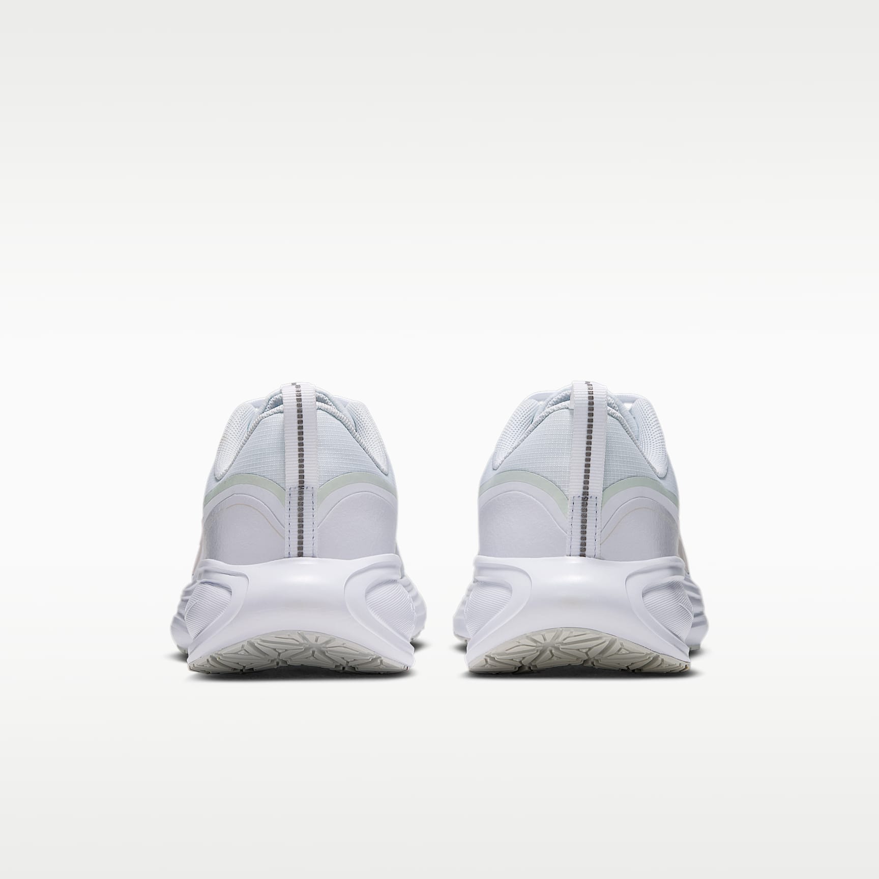 Nike Revolution 8 Utility Straßenlaufschuh (Damen) – Weiß/Off White/Schwarz/Platinum Tint