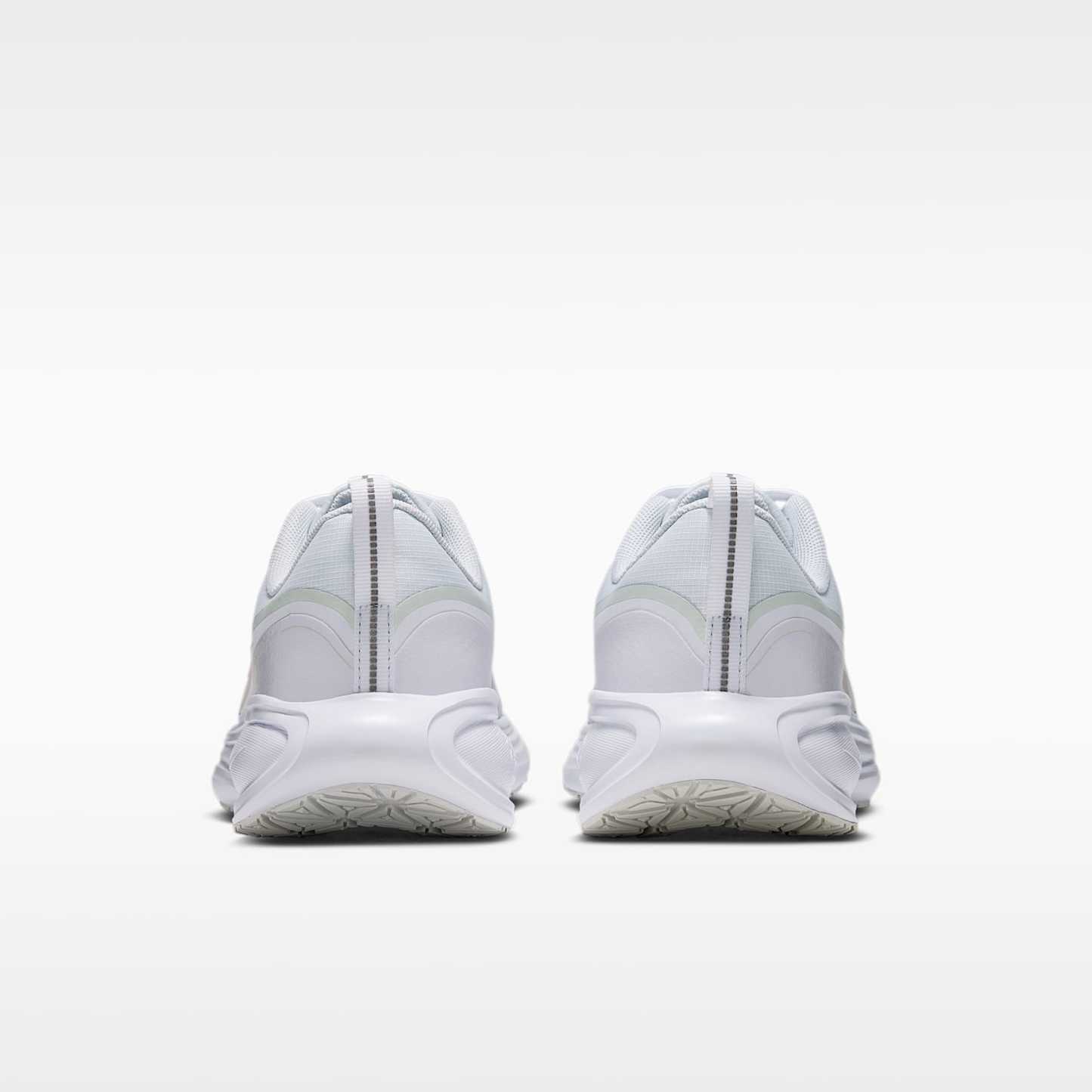 Nike Revolution 8 Utility Straßenlaufschuh (Damen) – Weiß/Off White/Schwarz/Platinum Tint