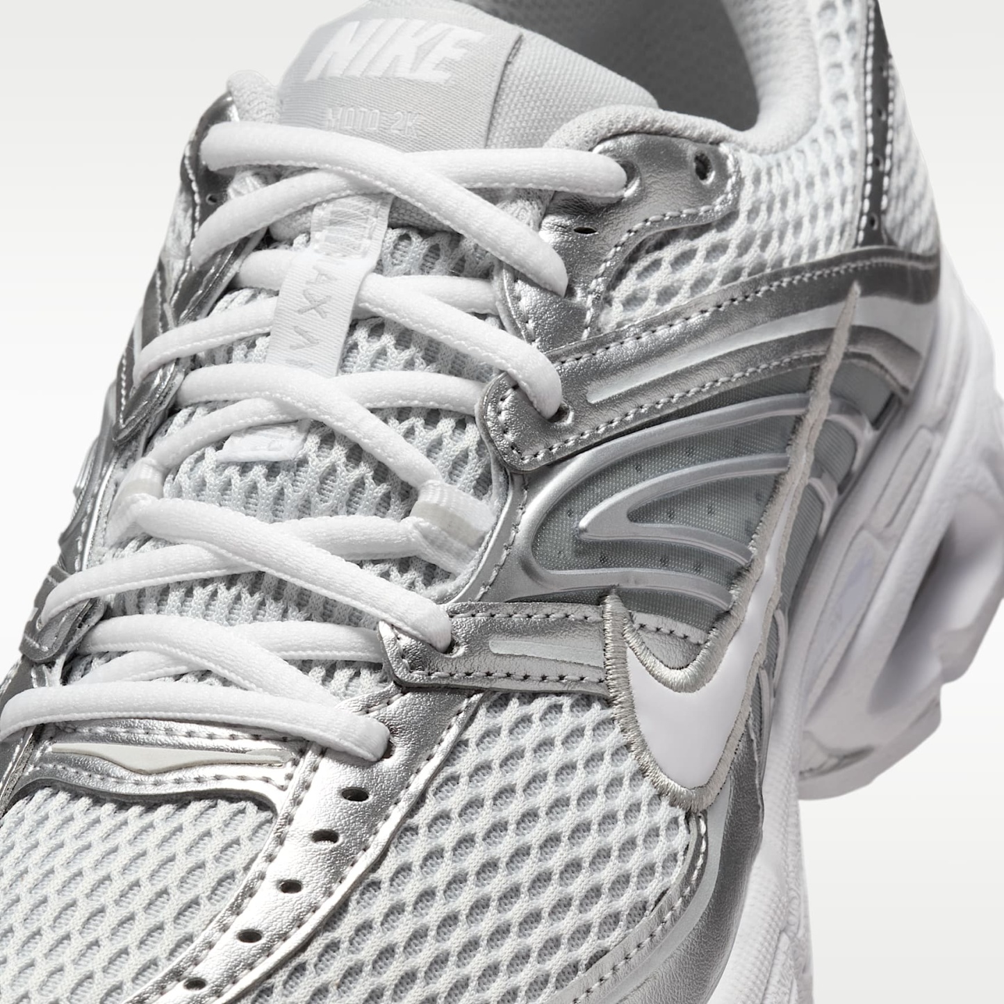 Nike Air Max Moto 2K Schuh mit reflektierenden Akzenten (Damen) – Grey Fog/Metallic Silver/Weiß