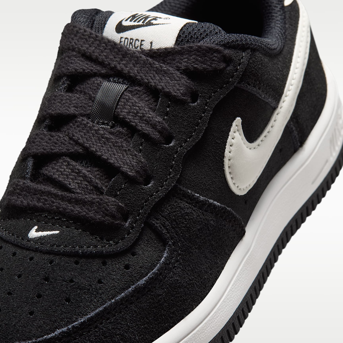Nike Force 1 Low Schuh (jüngere Kinder) – Schwarz/Sail