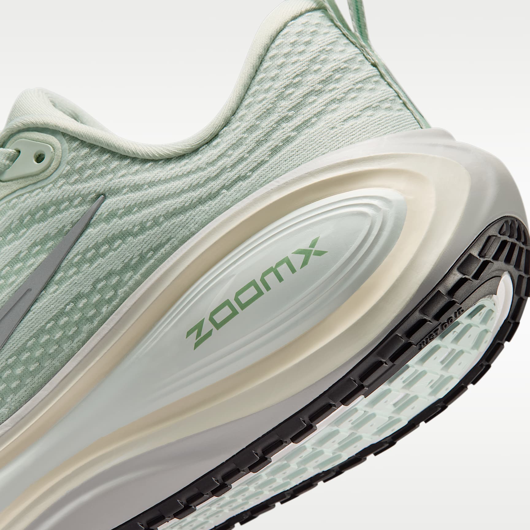 Nike Vomero Plus Straßenlaufschuh (Damen) – Light Silver/Barely Green/Sea Glass/Metallic Silver
