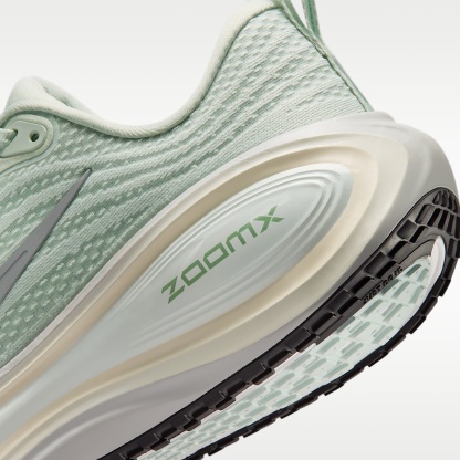 Nike Vomero Plus Straßenlaufschuh (Damen) – Light Silver/Barely Green/Sea Glass/Metallic Silver