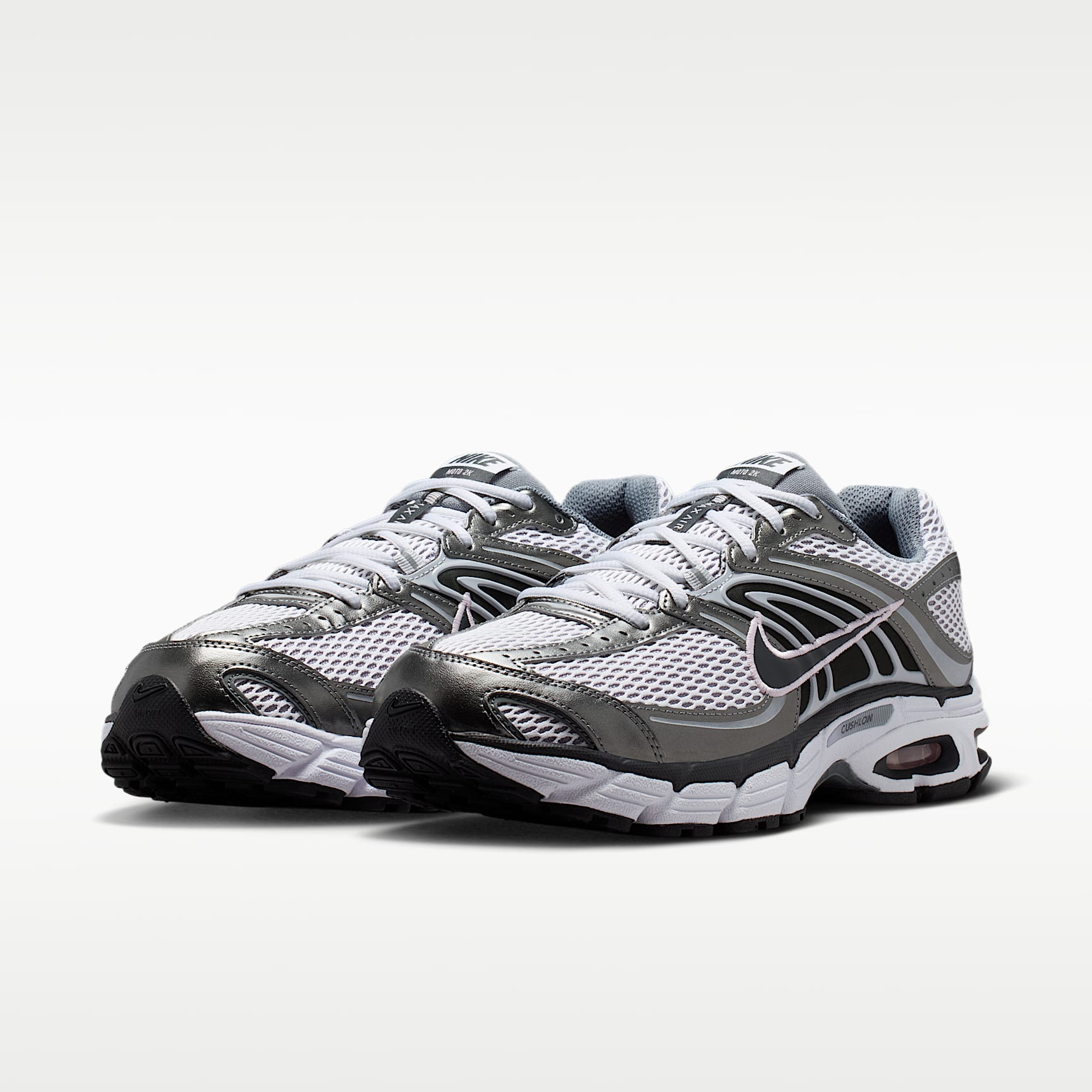 Nike Air Max Moto 2K Schuh (Herren) – Smoke Grey/Anthracite/Pink Foam/Weiß