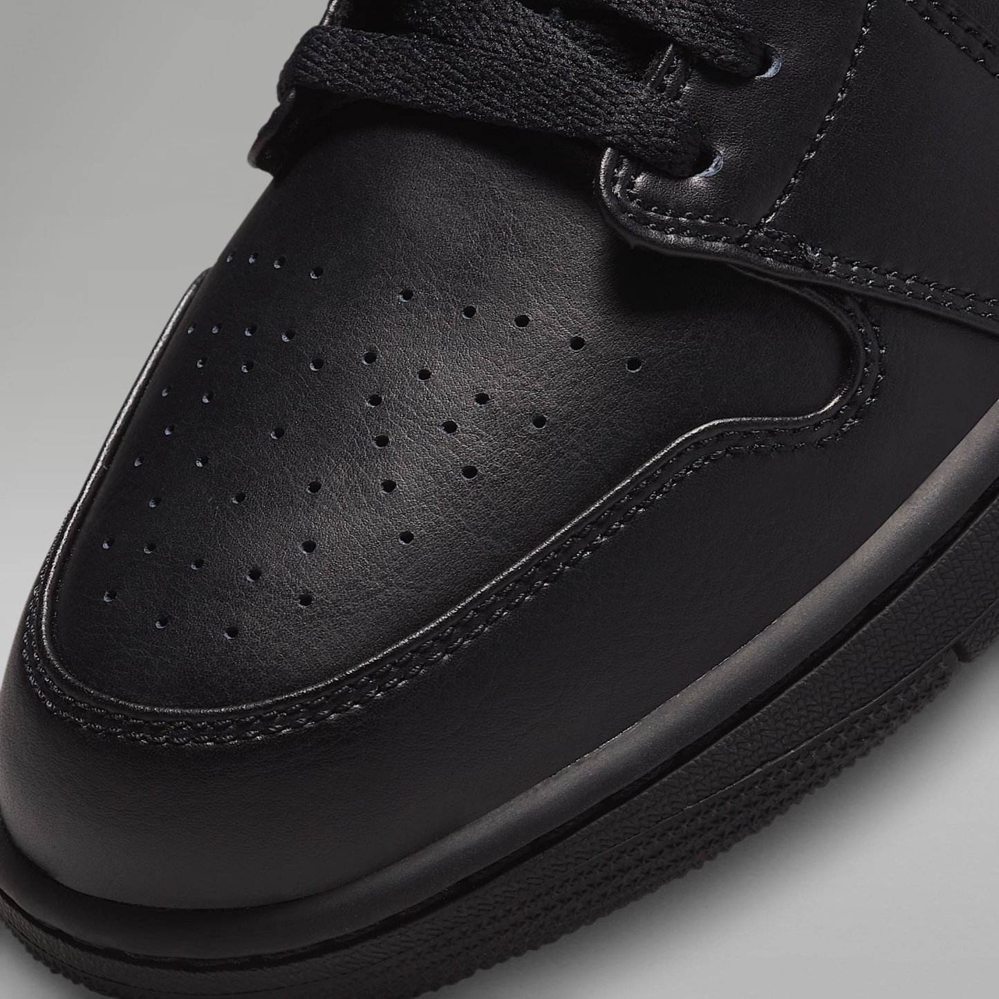 Air Jordan 1 Low Herrenschuh – Schwarz/Schwarz/Schwarz