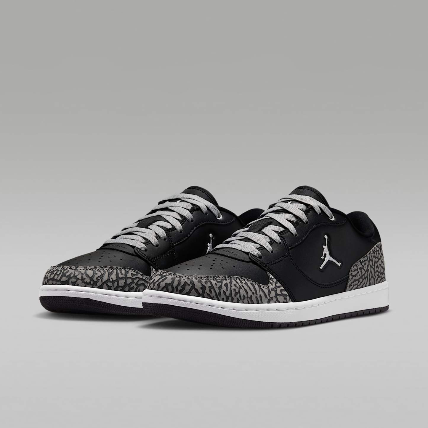 Jordan Court Connect Low SE Schuh (Herren) – Schwarz/Light Smoke Grey/Dark Grey/Weiß