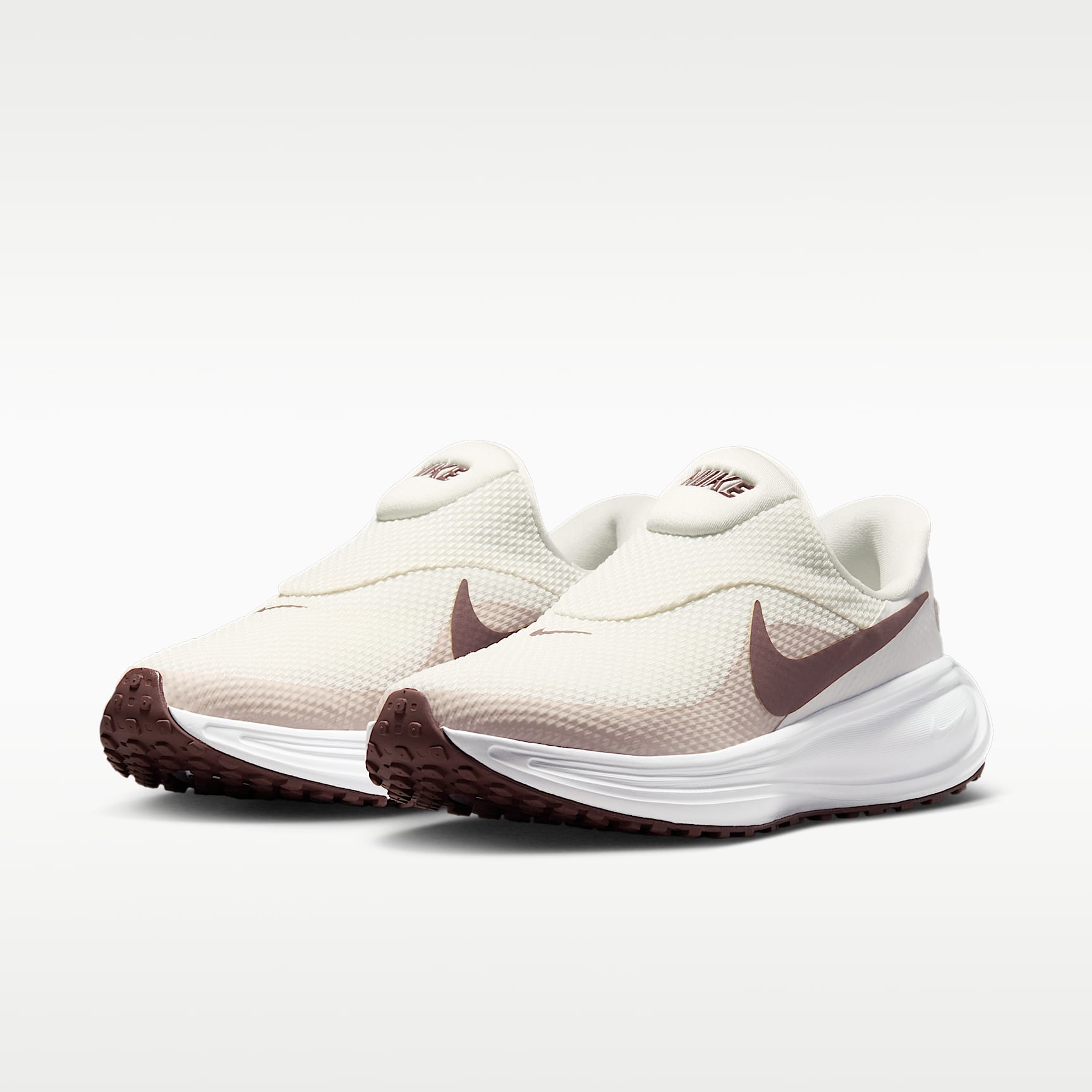 Nike Revolution 8 EasyOn Straßenlaufschuh (Damen) – Phantom/Weiß/Silt Red/Tattoo