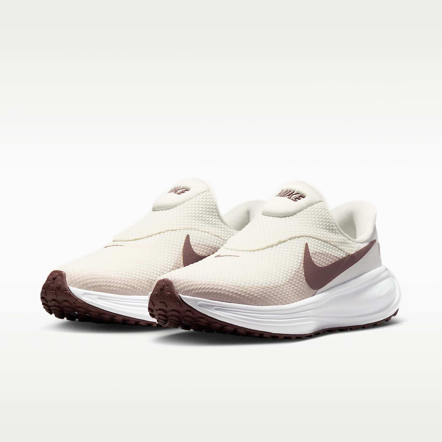 Nike Revolution 8 EasyOn Straßenlaufschuh (Damen) – Phantom/Weiß/Silt Red/Tattoo