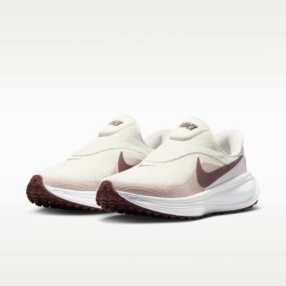 Nike Revolution 8 EasyOn Straßenlaufschuh (Damen) – Phantom/Weiß/Silt Red/Tattoo