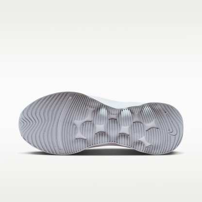 Nike Motiva 2 Walking-Schuhe (Damen) – Weiß/Pure Platinum/Metallic Silver
