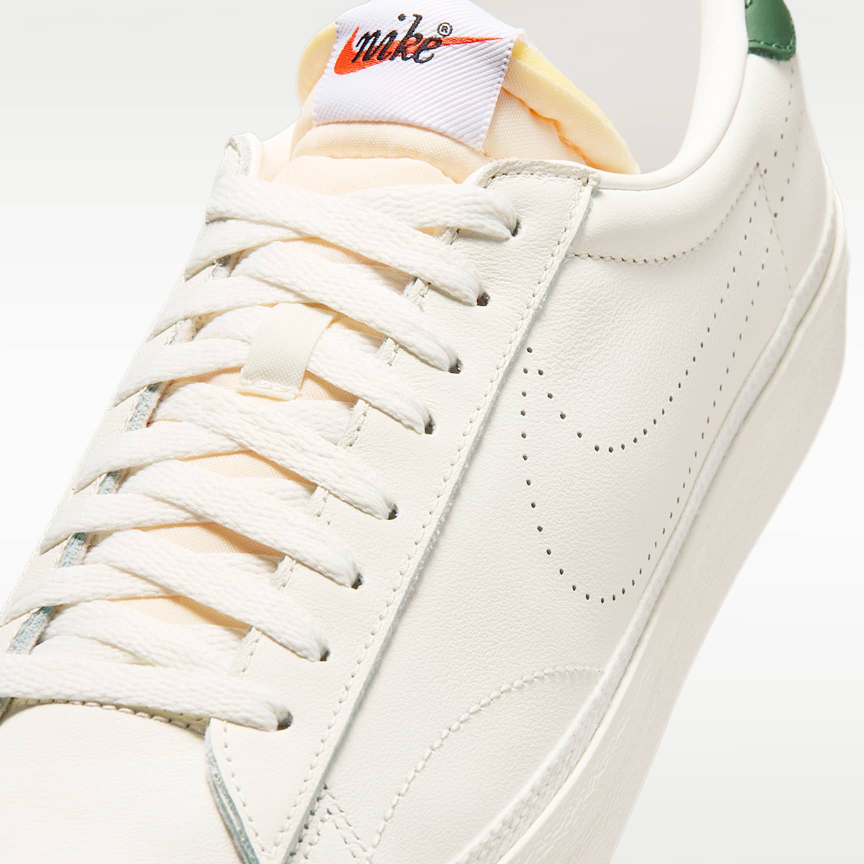 Nike Tennis Classic Schuh (Herren) – Sail/Fir/Team Orange/Sail